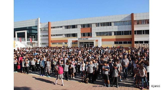 Öğrenci ve öğretmenler ders başı yapıyor