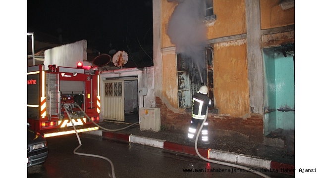 Sarıgöl'de 64 yıllık ev tamamen yandı