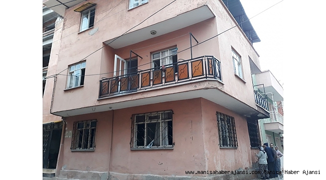 Yangında mahsur kalan 3 kişiyi itfaiye kurtardı