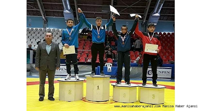 237 güreşçi Manisa'da dereceye girmek için ter döktü
