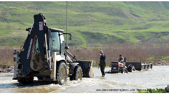 Çay ortasında traktörle mahsur kaldılar