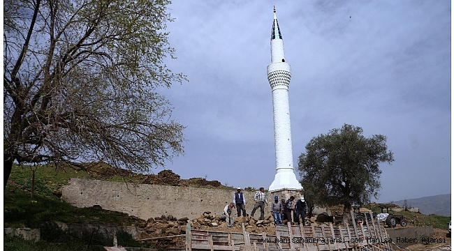 Deprem her şeyi yıktı bir tek minare ayakta kaldı
