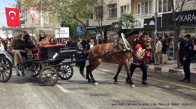 Festivalde at huysuzlandı, şehzadeler yaya kaldı