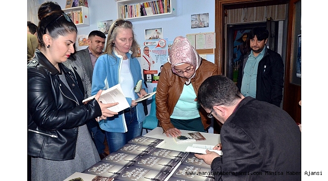 İmza gününde satılan kitapların gelirini şehit ailelerine bağışladı