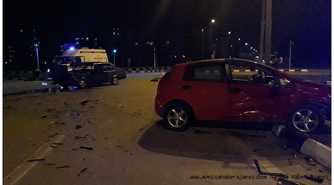 Manisa&#039;da iki otomobil çarpıştı: 4 yaralı