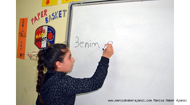 Manisa&#039;daki Suriyeli çocuklar, Türkçe öğreniyor