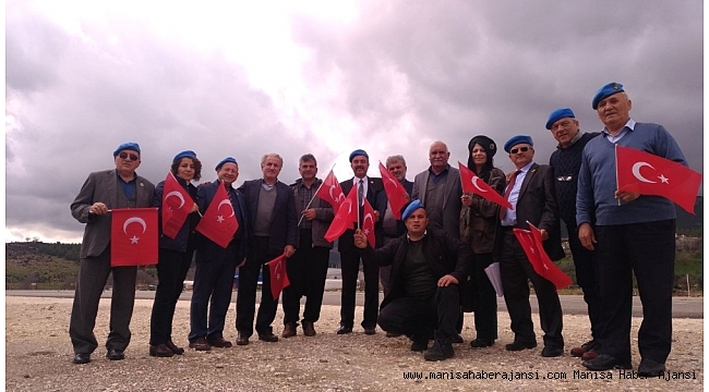 Muhtarlar, Manisalıların selamlarını ve hediyelerini Mehmetçiğe ulaştırdı