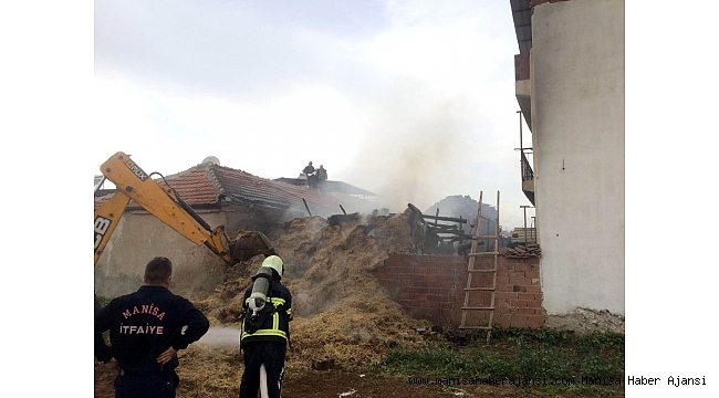 Salihli&#039;de samanlık yangını korkuttu