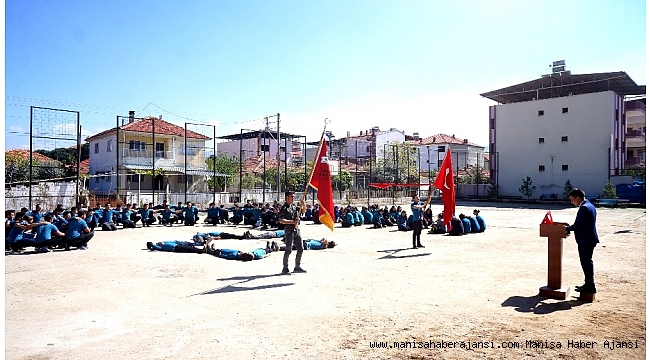 Sarıgöllü öğrenciler bedenleriyle Afrin yazıp bayrak yaptı