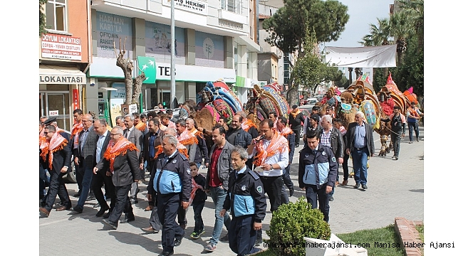 Saruhanlı&#039;da develer görücüye çıktı