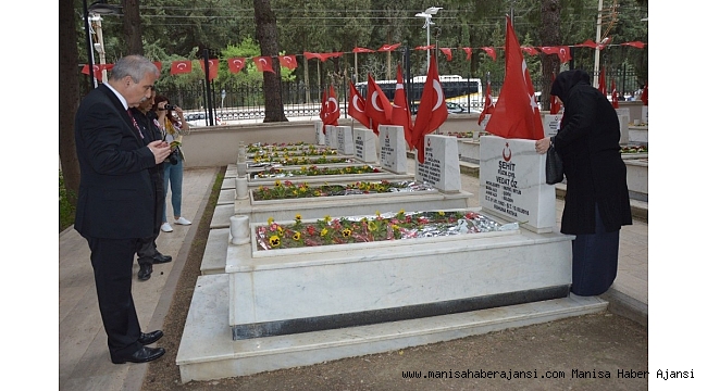 Şehitlikte duygusal tören