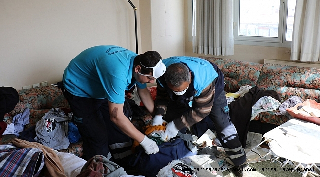 Yaşlı adamın evinden 3 kamyonet çöp çıktı