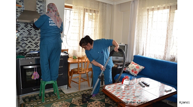 Yaşlı kadının yüzü Yunusemre ile gülüyor