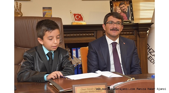 Başkan Çelik koltuğunu minik Arda&#039;ya devretti