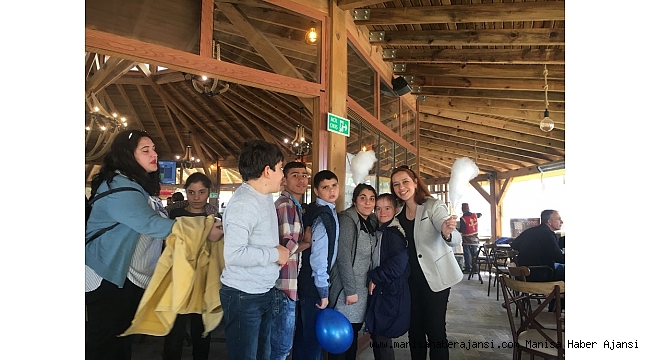 El ele verip engelleri aşıyorlar