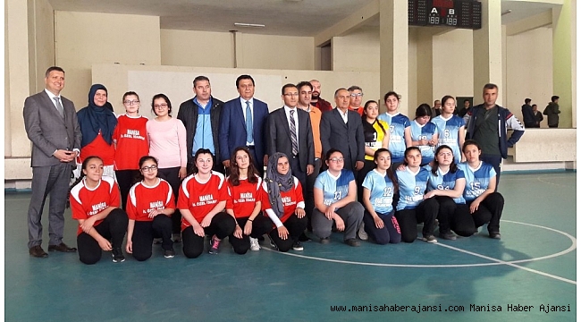 Genç sporcular müsabakalarda kıyasıya mücadele etti