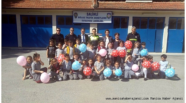 İlkokul öğrencilerinden polislere pastalı kutlama