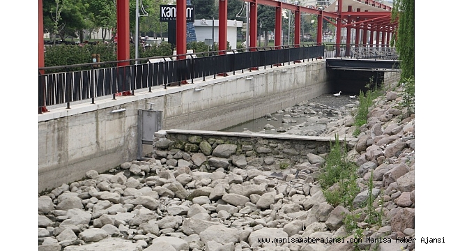 Kent Park içinden geçen derede temizlik çalışması