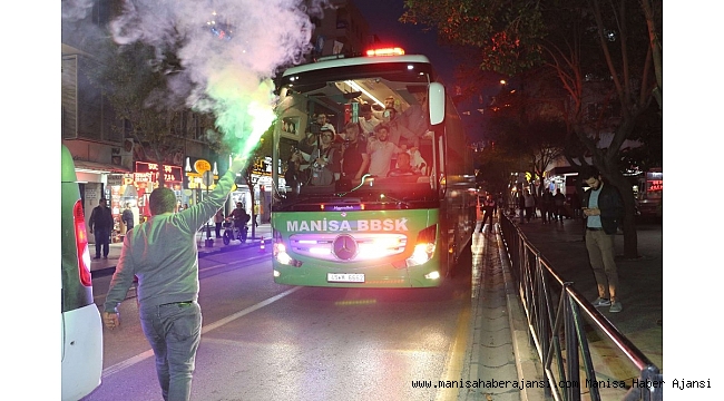 Manisa BBSK&#039;ya taraftarlarından coşkulu karşılama