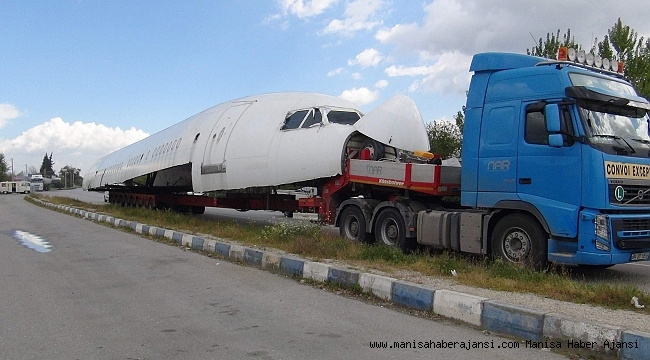 Manisa&#039;da karayolundan uçak geçti