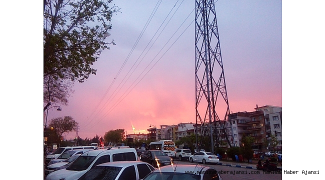 Manisa&#039;da gökyüzü kızıla boyandı