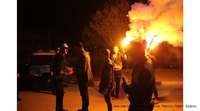 Manisa&#039;da polislere meşaleli kutlama
