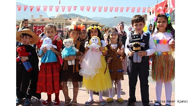 Manisalı çocuklar dünyanın renklerine büründü