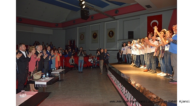 Otizmli ailelerin yaşadıkları zorluklar tiyatro oyununa yansıdı