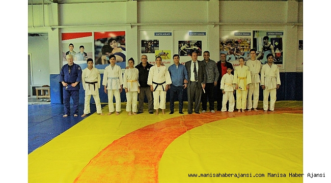 Öztürk&#039;ten görme engelli milli judocuların antrenmanına baklavalı ziyaret