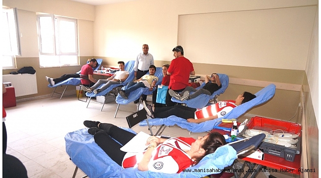 Sarıgöl&#039;de öğrencilerden kan bağışı