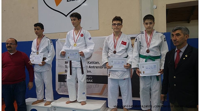 Yunusemreli judocular Burdur&#039;dan madalyalarla döndü