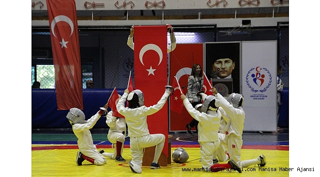 19 Mayıs Atatürk'ü Anma, Gençlik ve Spor Bayramı Manisa'da salonda kutlandı