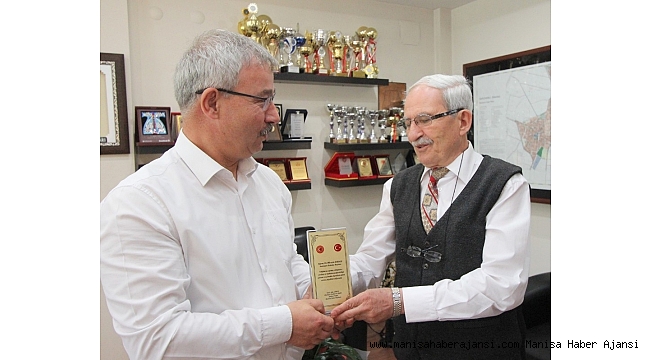 Gaziler ve Şehit Ailelerinden Başkan Yaralı&#039;ya plaket