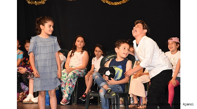 Miniklerin tiyatro gösterisi büyük beğeni aldı
