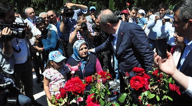 Muharrem İnce Soma maden şehitliğini ziyaret etti