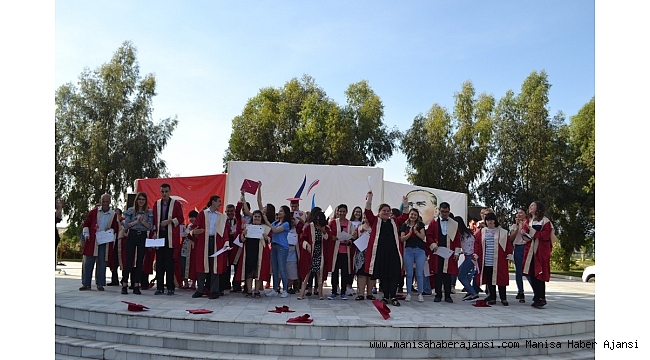 Özel öğrenciler üniversiten mezun olup, kep giydi