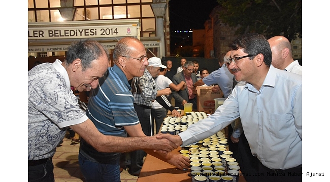 Şehzadeler Belediyesinden teravih sonrası limonata ikramı