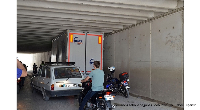 Yüksekliği hesaplayamadı, alt geçide sıkıştı