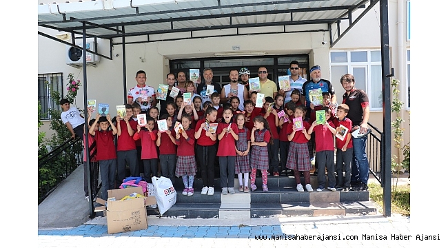 Yunusemre'de bisikletçilerden kitap kardeşliği