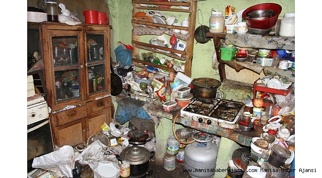 9 ay önce temizlenen evden 10 kamyon çöp çıktı