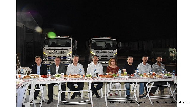 Başkan Çelik ve AK Parti&#039;li Özkan şantiyede sahur yaptı