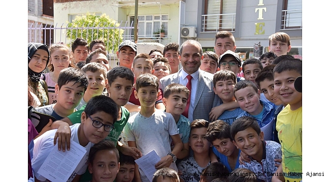 Başkan Uçak öğrencilere karne dağıttı