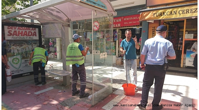 Duraklara gelişigüzel asılan afişler temizlendi