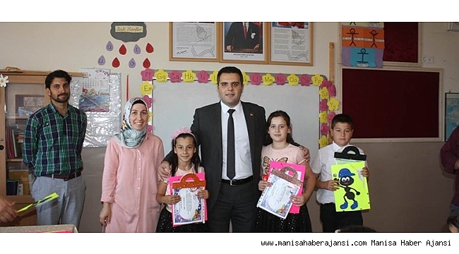 Gördes&#039;te öğrenciler karnelerini aldı