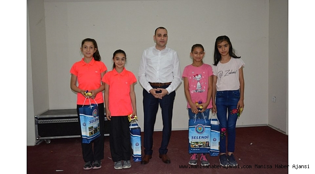 Kaymakam Pamuk'tan Türkiye şampiyonu öğrencilere başarı belgesi