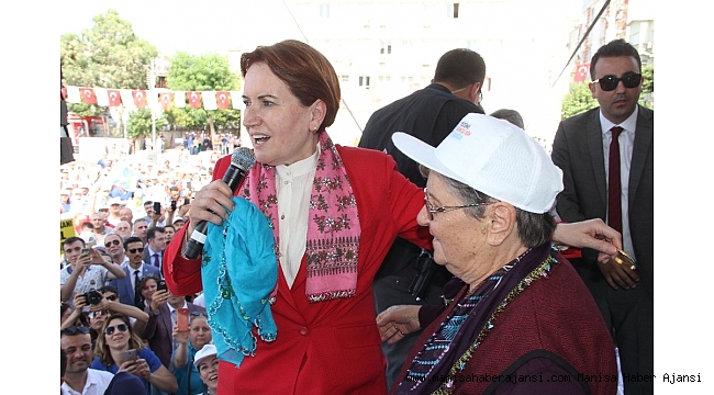 Kefen parasıyla yaptığı bileziği Akşener&#039;e taktı