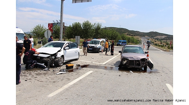 Manisa&#039;da 3 araç birbirine girdi: 8 yaralı