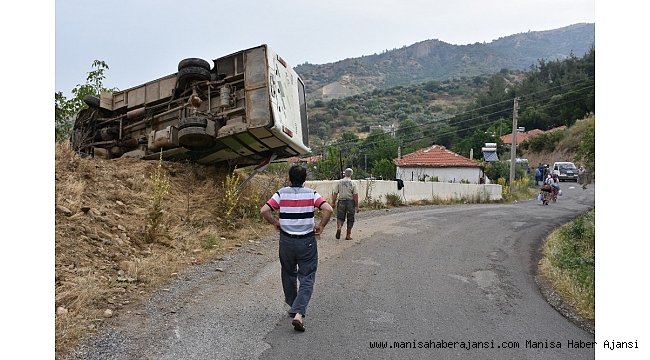 Manisa&#039;da tarım işçilerini taşıyan minibüs devrildi: 4&#039;ü çocuk 13 yaralı