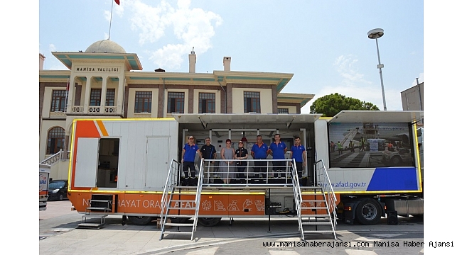 Manisalılar AFAD&#039;ın simülasyon tırında depremi yaşadı