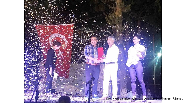 Öğrencilerin mezuniyetinde hüzünlü veda